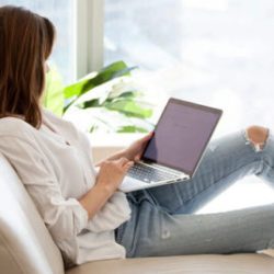 Femme utilisant un ordinateur